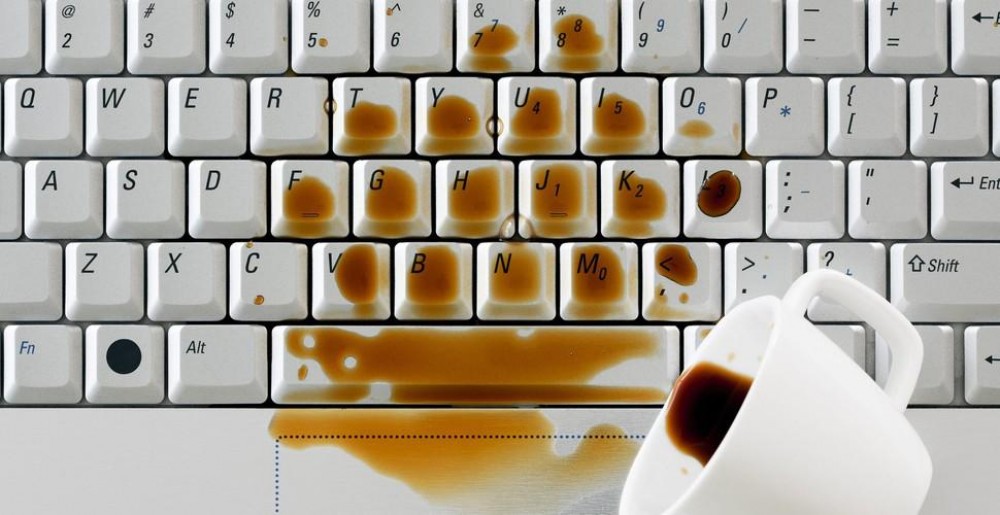Ce e bine să faci imediat, dacă verși apa sau cafeaua pe laptop. 5 pași esențiali